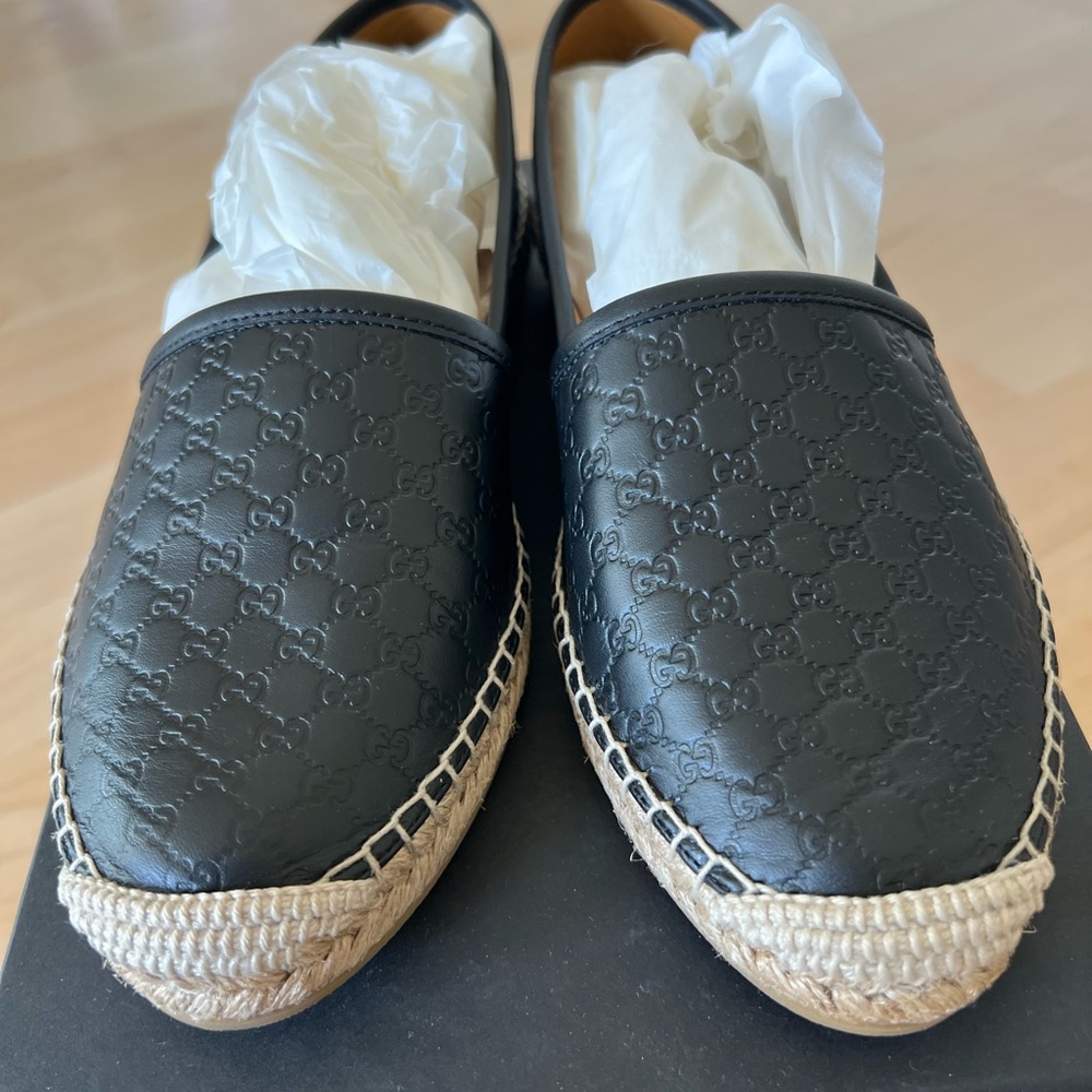 Gucci Black Leather Loafers with Embossed Design - Picture 8 of 8